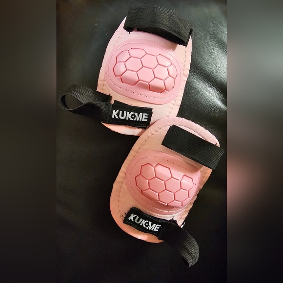 Set Of Two Pink Kids Size Medium Elbow Pads EUC - Picture 2 of 7